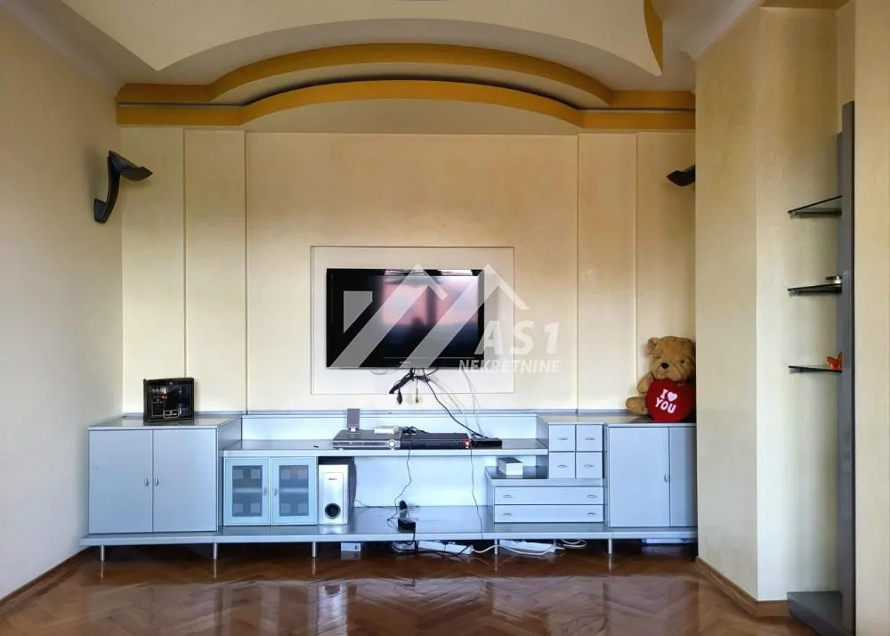 Izdavanje, četvorosoban stan, 180m², Novi Sad Sve Podlokacije, Novi Sad