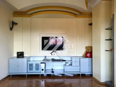 Izdavanje, četvorosoban stan, 180m², Centar, Novi Sad - image 2