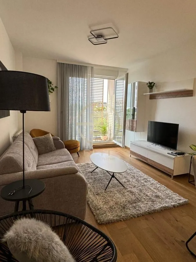 Izdavanje, dvosoban stan, 42m², Bulevar Evrope, Novi Sad Sve Podlokacije