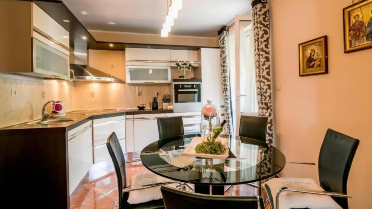 Izdavanje, jednosoban stan, 60m², Savina, Herceg Novi