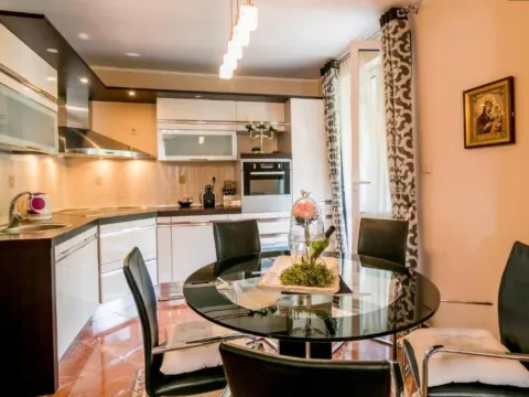 Izdavanje, jednosoban stan, 60m², Savina, Herceg Novi - image 1