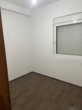 Prazna soba sa svijetlim zidovima i prozorom. - image 5