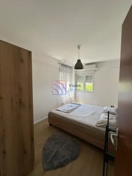 Manja spavaća soba sa bračnim krevetom, ormarom i prozorom. - image 3