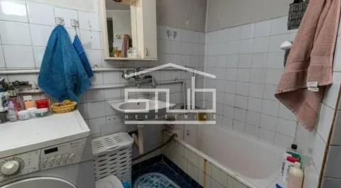 Starije opremljeno kupatilo sa kadom i veš mašinom. - image 6