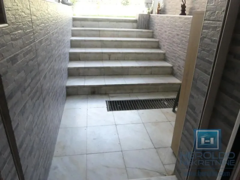Prodaja, kuća, 380m², Pivara, Jagodina