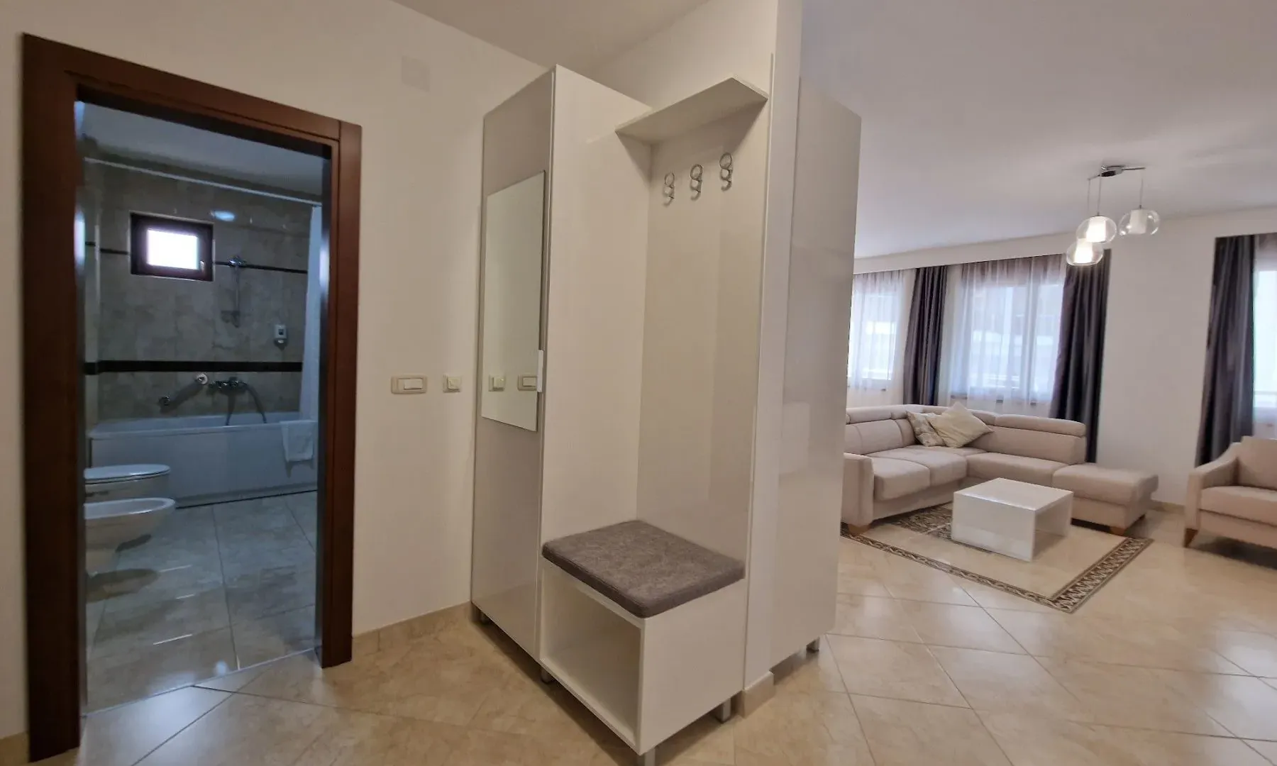 Izdavanje, jednosoban stan, 87m², Bečići, Budva