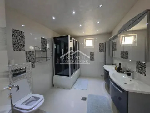 Prostrano kupatilo sa tuš kabinom, dva umivaonika i WC šoljom. - image 13