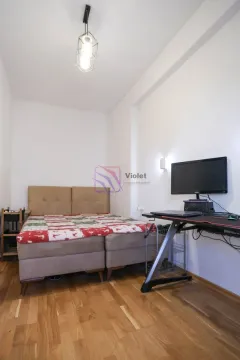 Namještena spavaća soba sa bračnim krevetom i radnim stolom. - image 4