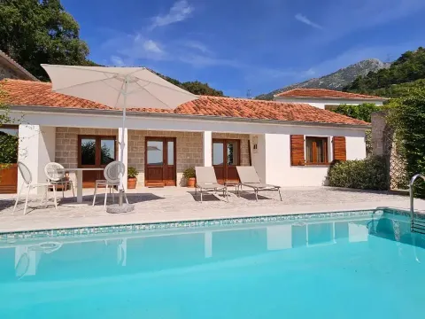 Rent, house, 70m², Kotor, Crna Gora - image 1