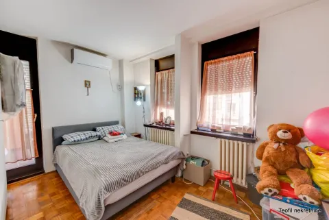 Bedroom with a double bed, air conditioning, and windows with curtains. - image 12