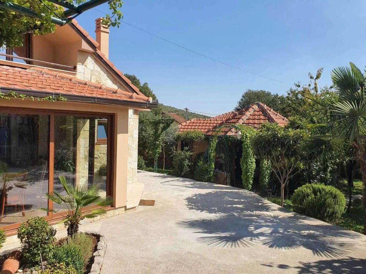Izdavanje, kuća, 92m², Mareza, Podgorica