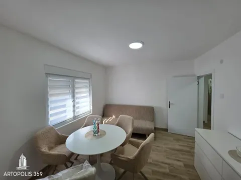 Living room with a dining table and chairs. - image 4