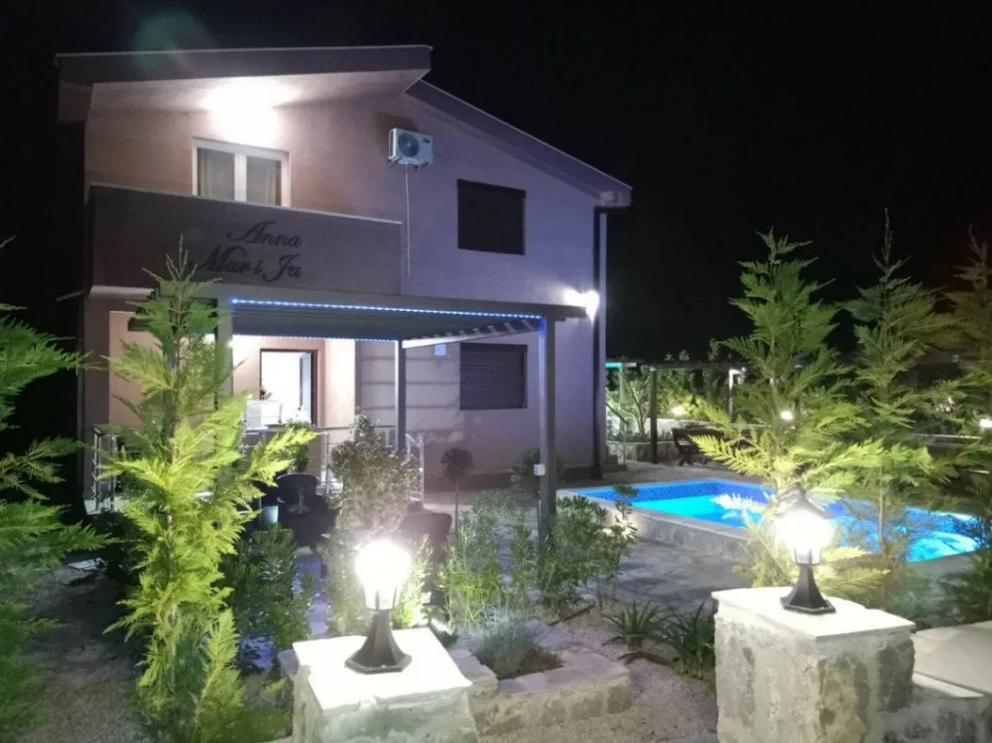 Izdavanje, kuća, 140m², Radanovići, Kotor