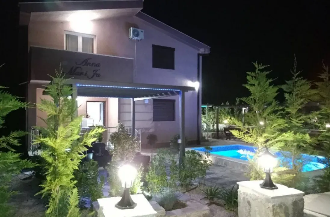 Izdavanje, kuća, 140m², Radanovići, Kotor