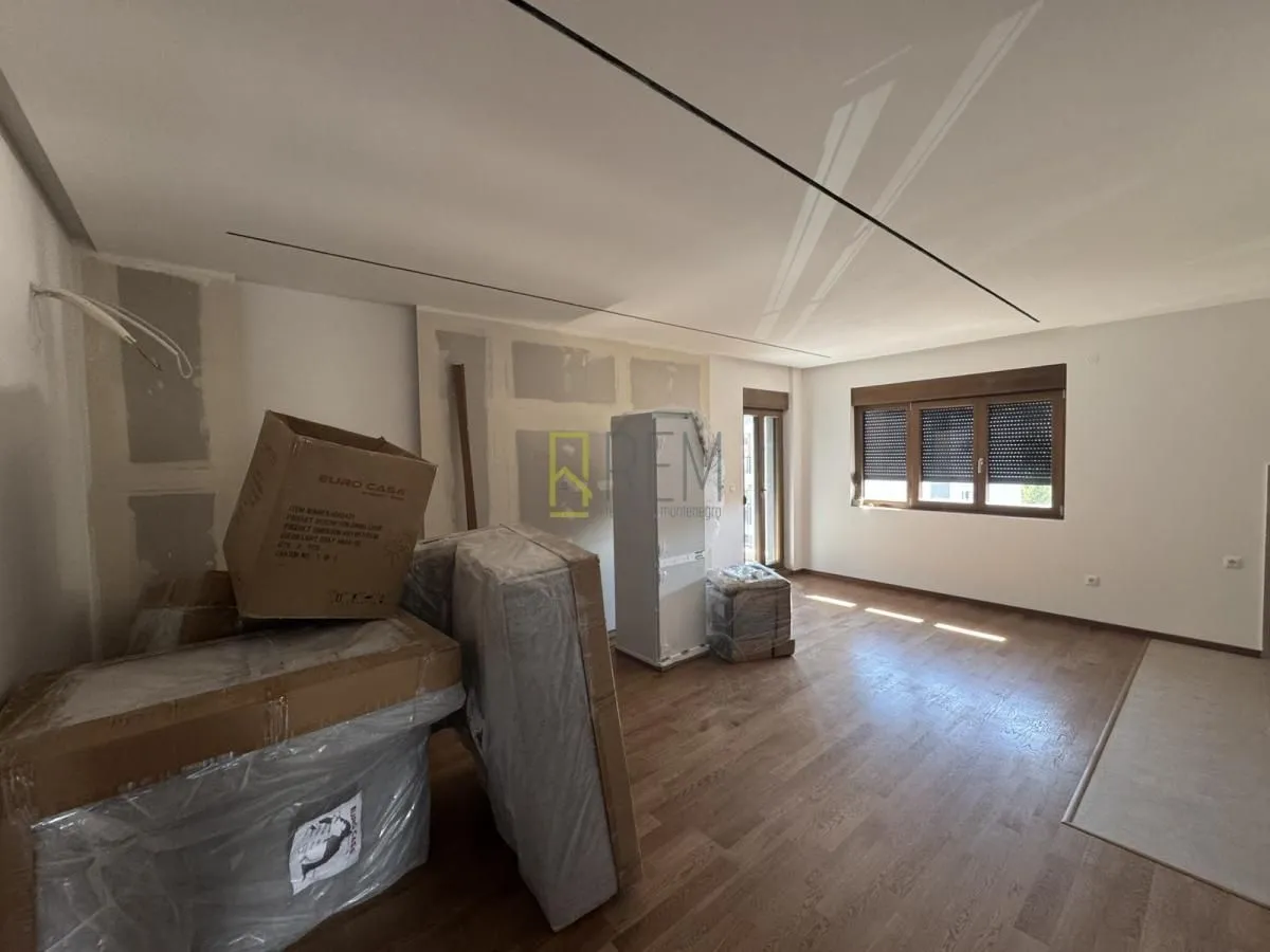 Izdavanje, trosoban stan, 82m², Vezirov Most, Podgorica