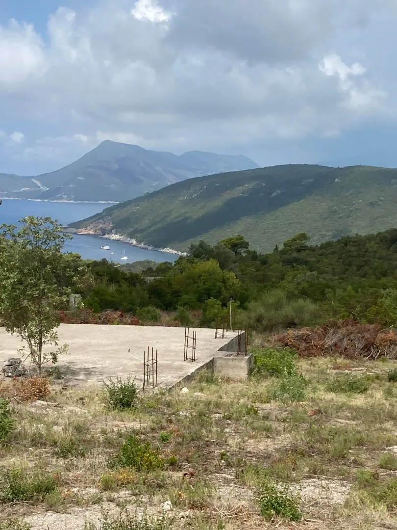 Plac sa betonskom temeljnom pločom i pogledom na more i planine.