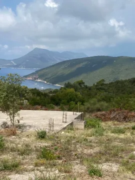 Plac sa betonskom temeljnom pločom i pogledom na more i planine. - image 3