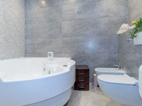 Izdavanje, trosoban stan, 200m², Gorica C, Podgorica - image 18