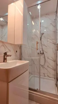 Moderno kupatilo sa tuš kabinom i umivaonikom. - image 9