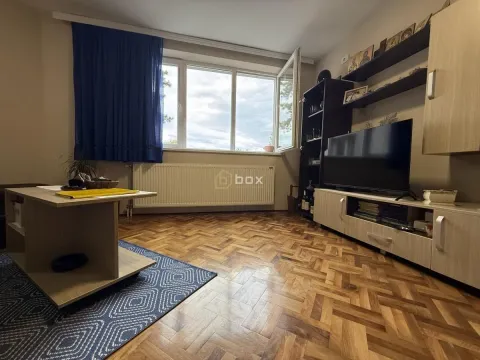 Dnevna soba sa garniturom, TV policom i parketom. - image 2