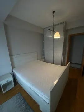 Namještena spavaća soba sa bračnim krevetom, ormarom i noćnim stočićem. - image 4