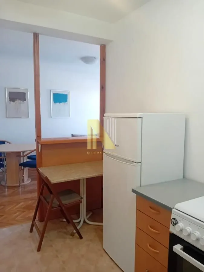 Izdavanje, dvosoban stan, 45m², Centar, Novi Sad