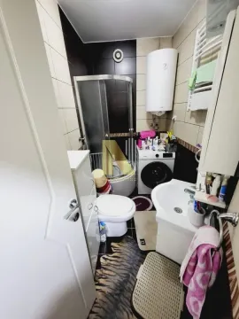 Manje uredno kupatilo sa tuš kabinom, umivaonikom i veš mašinom. - image 12