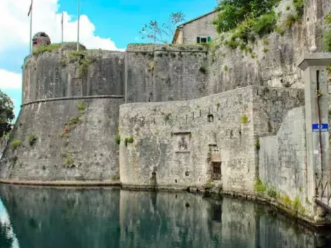 Prodaja, dvosoban stan, 42m², Stari Grad Kotor, Kotor - image 2