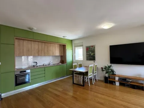 Izdavanje, trosoban stan, 105m², Central Point, Podgorica - image 2