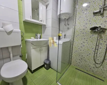 Kupatilo sa tuš kabinom, umivaonikom, WC šoljom i bojlerom. - image 8