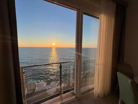 Pogled na more sa zalaskom sunca kroz balkonska vrata. - image 17
