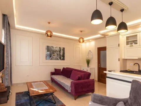 Izdavanje, stan, 55m², Centar, Tivat - image 1