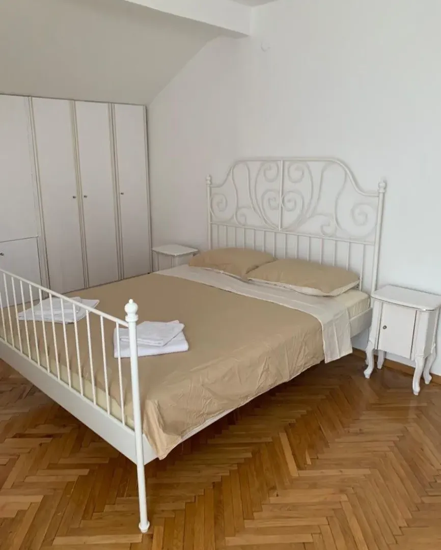 Rent, house, 250m², Zagorič, Podgorica