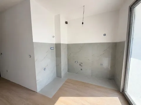 Nova kuhinja u izgradnji sa keramičkim pločicama i drvenim podom. - image 6