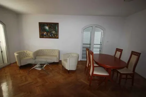Dnevni boravak sa garniturom za sjedenje i trpezarijskim stolom. - image 3