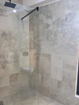 Moderno opremljeno kupatilo sa tuš kabinom i siva keramičkim pločicama. - image 11