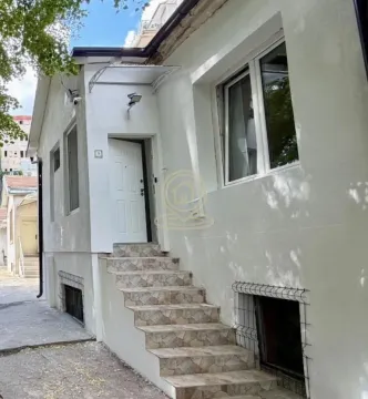 Spoljašnji izgled kuće sa ulaznim stepeništem i belom fasadom. - image 11