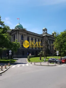 Pogled na spoljašnjost zgrade sa okolnim uređenim dvorištem i ulicom. - image 13