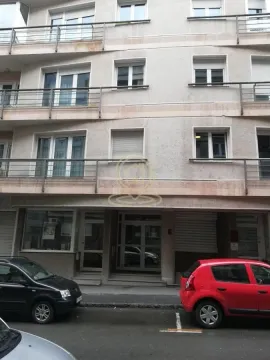Spoljašnji izgled stambene zgrade sa ulazom i parkiranim automobilima. - image 20