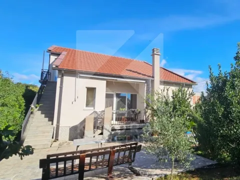 Pogled na spoljašnjost kuće sa dvorištem i terasom. - image 2