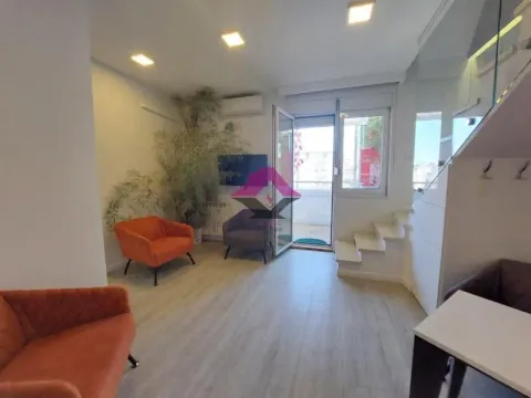 Dnevna soba sa foteljama, izlazom na terasu i stepeništem. - image 8