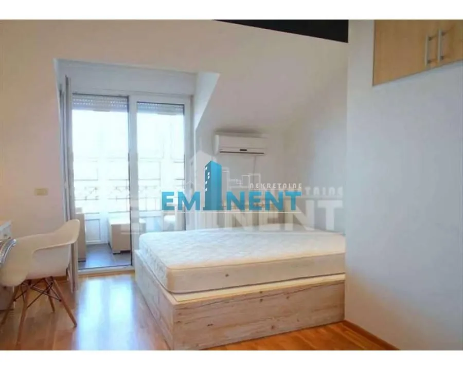 Izdavanje, četvorosoban stan, 140m², Đeram Pijaca, Beograd