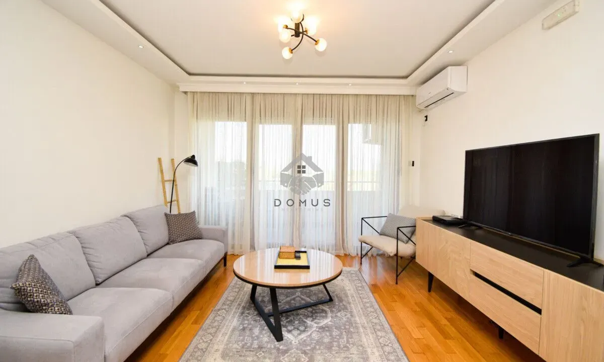 Izdavanje, trosoban stan, 97m², Krivi Most, Podgorica
