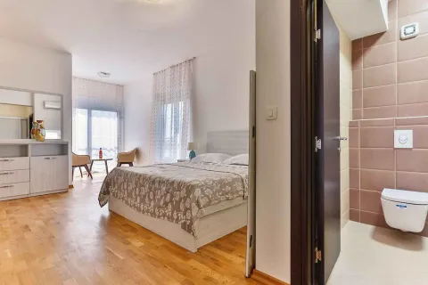Svijetla spavaća soba sa bračnim krevetom. - image 3