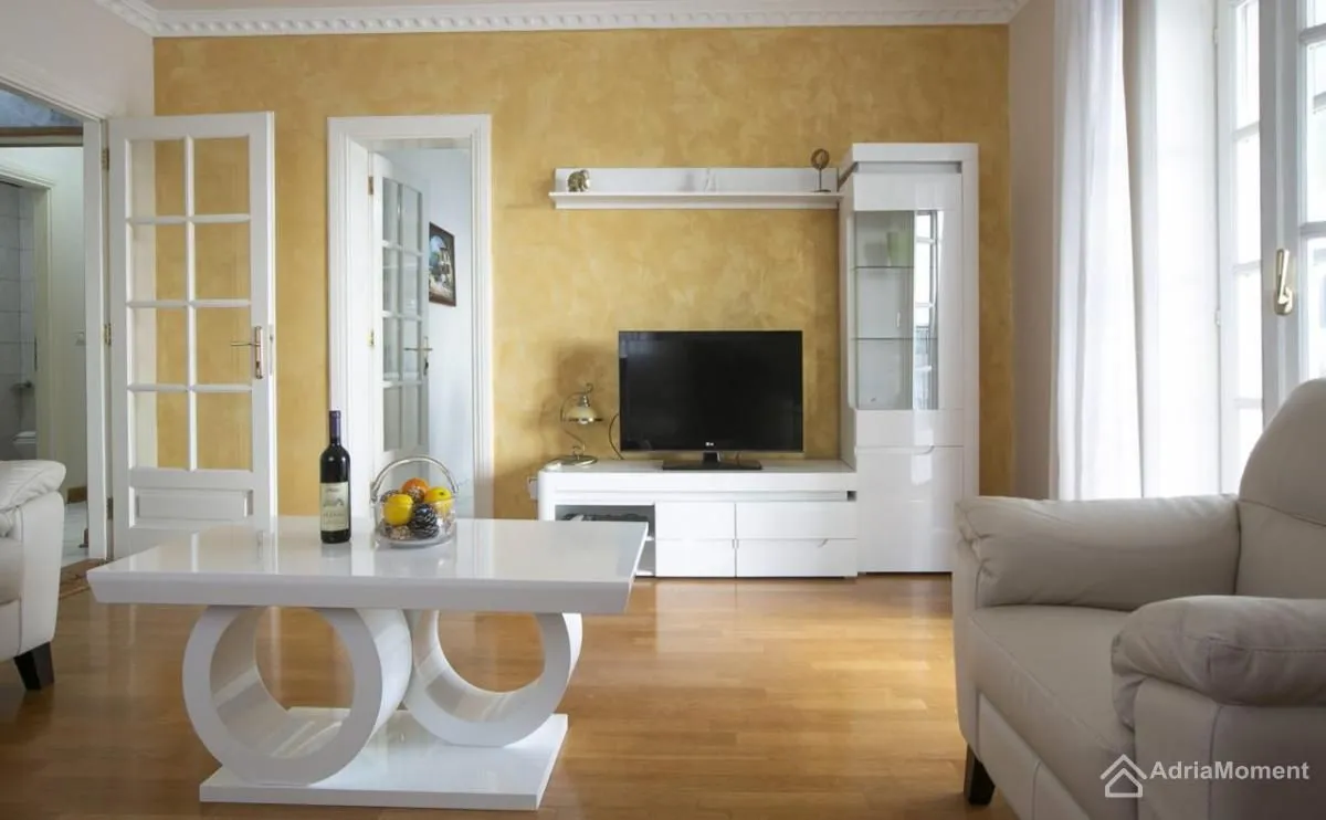 Sale, three bedroom apartment, 90m², Sveti Stefan, Budva