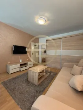 Dnevna soba sa garniturom, TV-om i ugradnim plakarom. - image 2