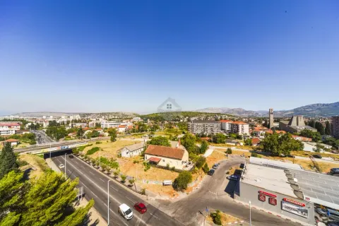 Pogled iz apartmana na okolno naselje i gradski pejzaž. - image 9