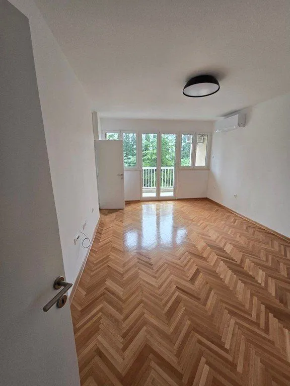 Izdavanje, dvosoban stan, 74m², Gintaš, Podgorica