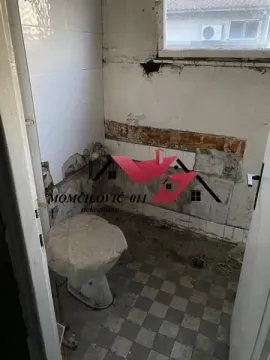 Staro kupatilo u toku renoviranja sa skinutim pločicama. - image 10
