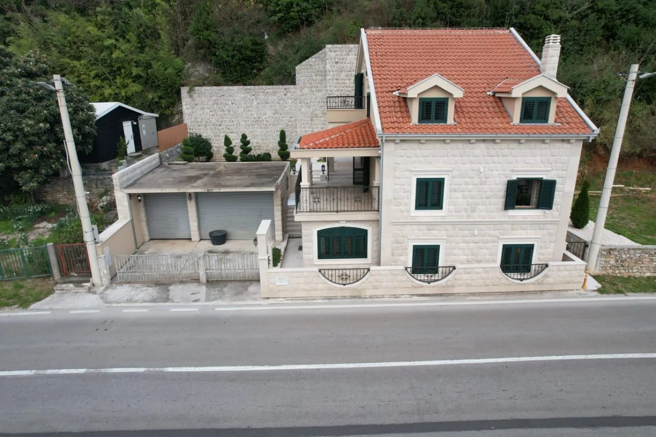 Prodaja, kuća, 211m², Donja Lastva, Tivat
